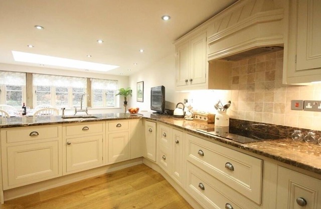 COACH HOUSE BURFORD, family friendly, with a garden in Burford