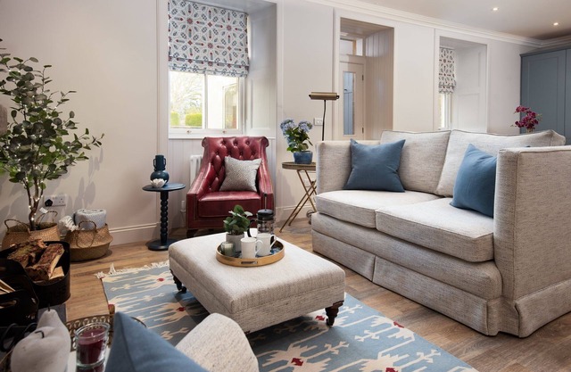 Coachman's Cottage, Kailzie - sleeping 4 guests in 2 bedrooms