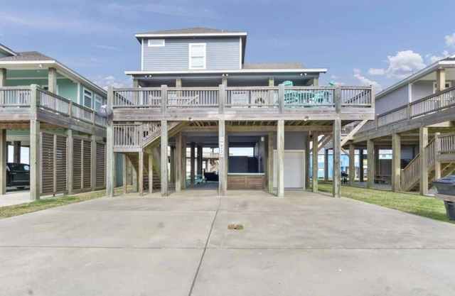 Coastal Bliss: Hot Tub, BBQ & Furry Friends Welcome