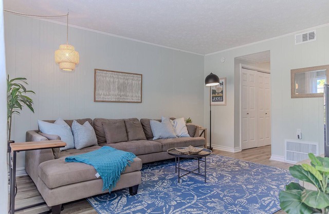 Coastal Cottage 1/2 mile from Covington Square
