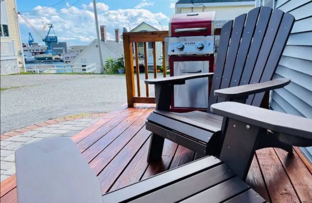Coastal Cottage - Porch, Grill, Walk to Portsmouth