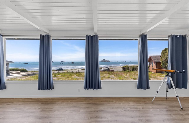Coastal Cove Beach Bungalow! Beach Walks, Whale Watching, Agatha Hunting & More!