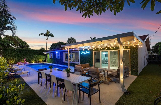 Coastal Delray 🌊 Chill Out Hideaway Lush Vibes🌴 by SaltWater Poolside 4BD