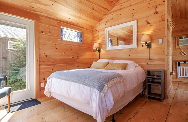 Coastal Maine Getaway in the woods with Sauna - Hour from Acadia - Cabin #4 Oak