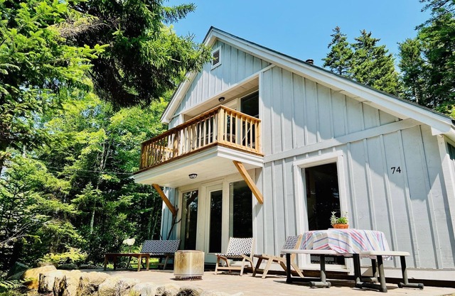 Coastal Spruce Head Retreat dog friendly & near restaurants, stores, activities.