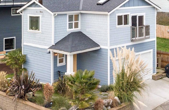 Coastal Style Cabana in West Seattle w/Downtown & Mountain Views
