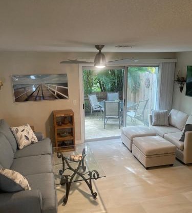 Coastal Townhome in Jupiter 1 mile to beach!