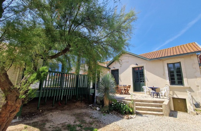 Coastal Villa with Garden, Near Beach & Casino – Sleeps 6, Pet Friendly