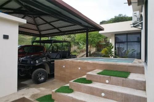 Coastal Villa Retreat with Private Jacuzzi and Garage Near Isla de la Plata