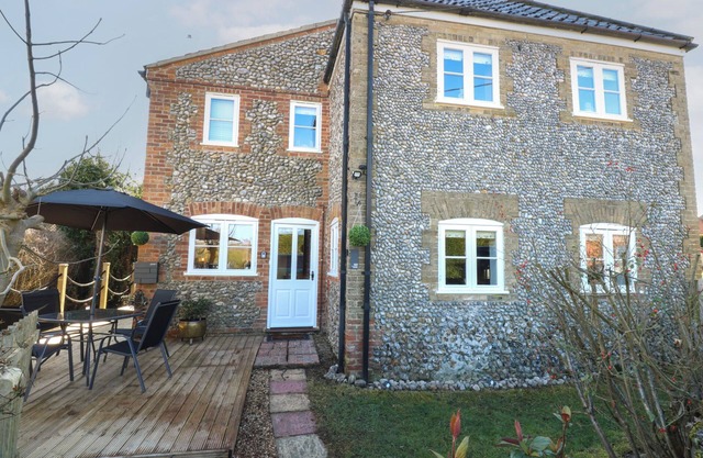 COBBLE COTTAGE, pet friendly, with open fire in Great Ryburgh