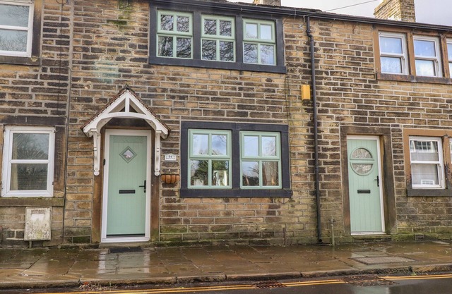 COBBLERS COTTAGE, pet friendly, with open fire in Haworth