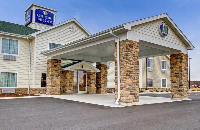 Cobblestone Hotel & Suites Pulaski/Green Bay