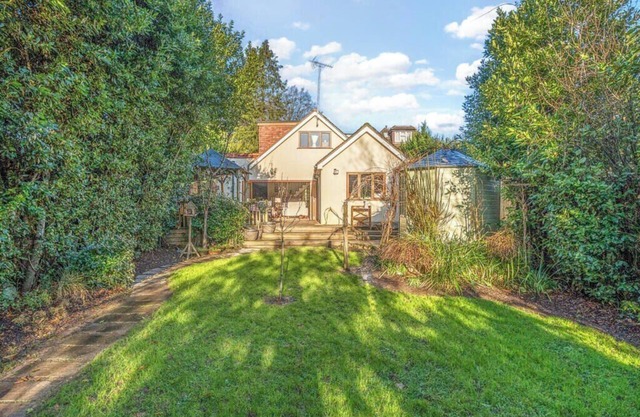 Cobham Home with Annex - Sleeps 6 - bbq & fire pit