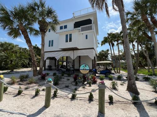 Coconut Castaway - Ocean Views, Walk to Beach, Golf Cart, Club Pool