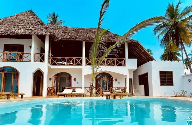 Coconut Getaway - 2 minutes from the beach