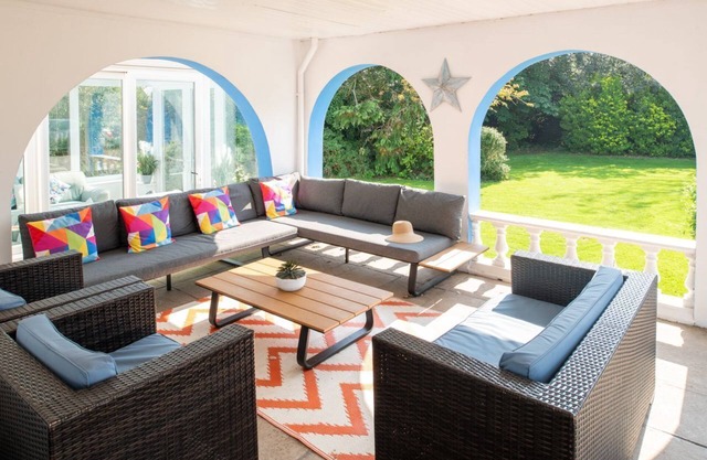 Coed Y Llan: 5 bedroom holiday villa in Rhosneigr, easy walk to beach
