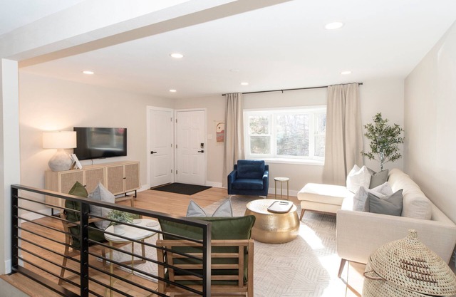 Coffee Lovers. King Beds. Modern Retreat! Quiet. Close to Old Town!