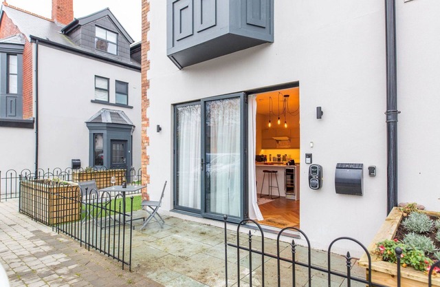 Cohost Partners Charming 2BR in Cardiff with Parking