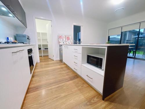 Colebee 4 Bedroom House Walk to Park and Shops