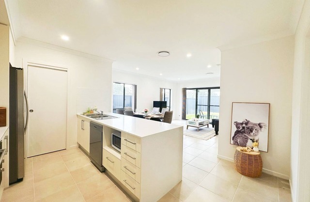 Colebee/5 Bedroom/near Shopping/IKEA/WiFi/Golf