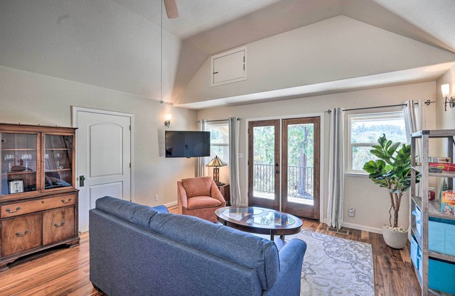 Colfax Getaway w/Hot Tub, Mountain Views!