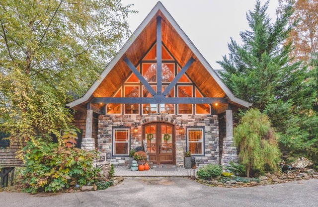 Colibri Cabin on a peaceful lake, with a hot tub!