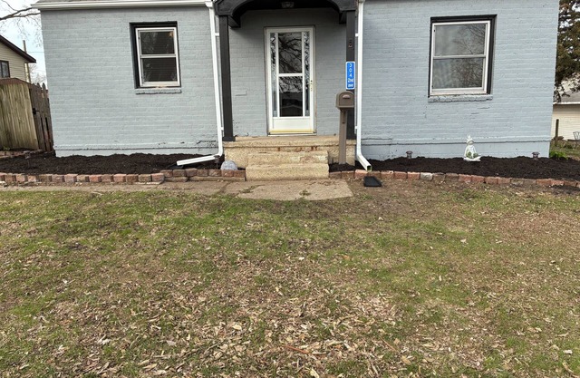 Colleens 2-bedroom house in Rock Falls with AC, WiFi.