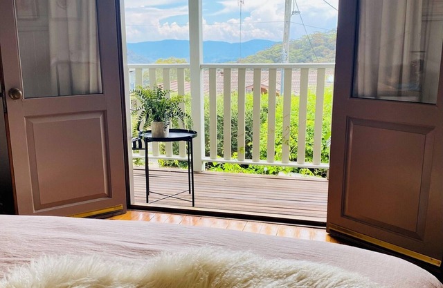 Colomatta Mist, Blackheath - Pet Friendly Cottage with Escarpment Views