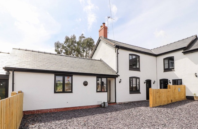 COLOMENDY ALPACA FARM - FARM HOUSE, family friendly in Northop Hall