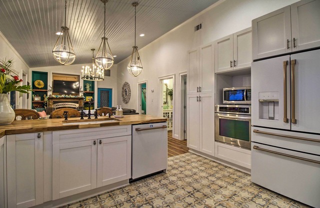 Colonels Island Haven: Panoramic Water Views