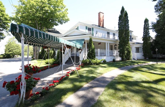 Colonial Inn Harbor Springs