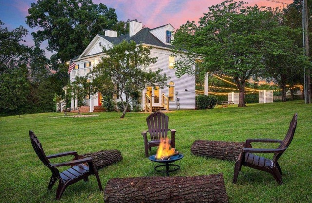 Colonial Manor
