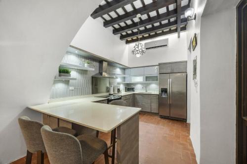 Colonial Villa Just Remodeled 2 floors Indoor Patio & Tub