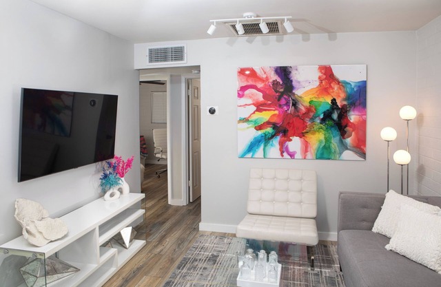 Color POP Spot 2-bedroom Duplex In the center of Phoenix Wi-fi