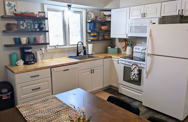 Colorful & Bright Blue Ranch House close to KSU Football stadium
