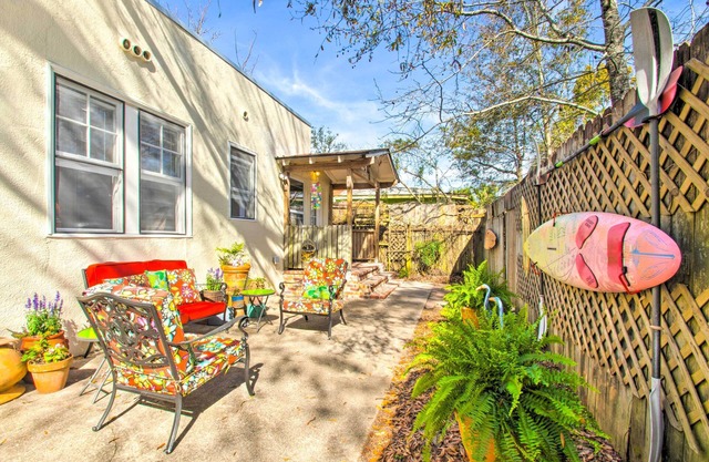 Colorful Pensacola Oasis: 1 Block to Bayview Park!