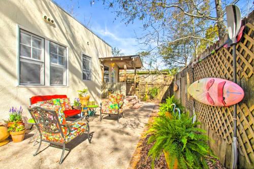 Colorful Pensacola Oasis 1 Block to Bayview Park!