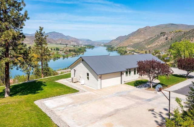 Columbia River View w/heated pool & hot tub!