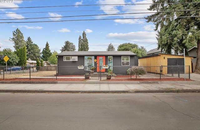 Come and explore the PNW! Quiet & comfy, 1GB web, near and central location.