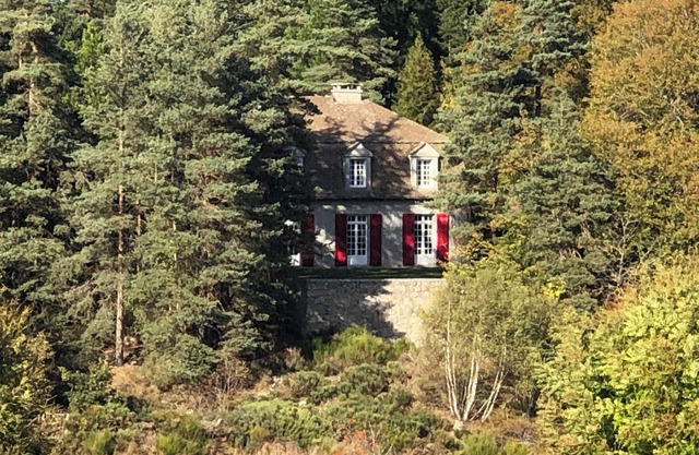 Come and relax in the peace and quiet of the countryside, overlooking the lake.