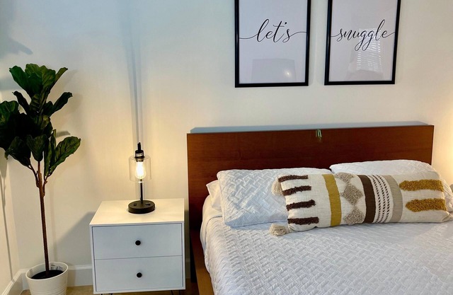 Come cozy up in this West Boca Raton apartment facing the Chris Evert Tennis Academy