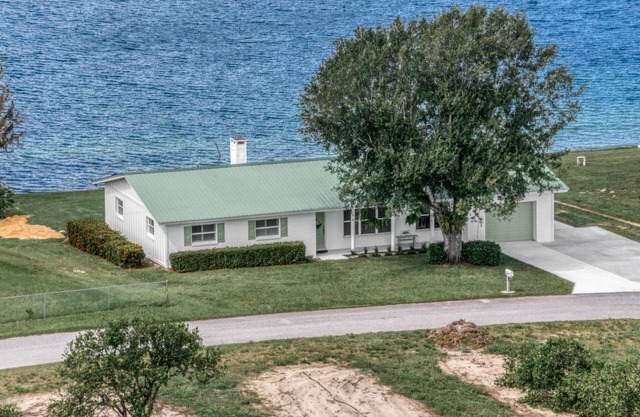 Come enjoy beautiful Lake Isis Cottage.