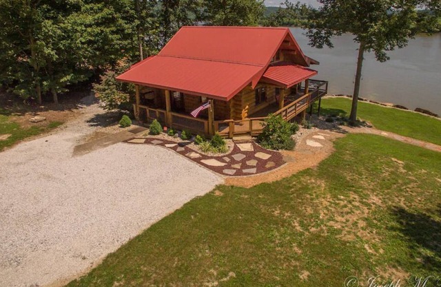Come relax & enjoy our luxury log cabin, watch barges on banks of the Ohio River
