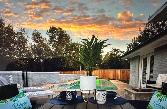 Come relax in this Mid century masterpiece! 30 day extended Stays only