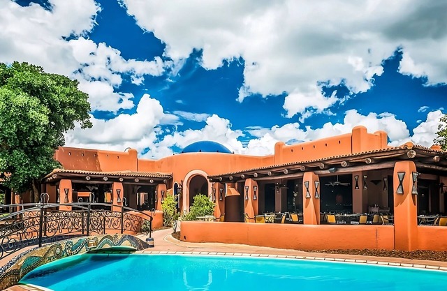 Comfort and Relaxation! Three Units, Outdoor Pool, Free Parking, Scenic Views!
