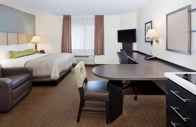 Comfort & Convenience! Free Parking, Pets Allowed, Minutes to Fair Oaks Park