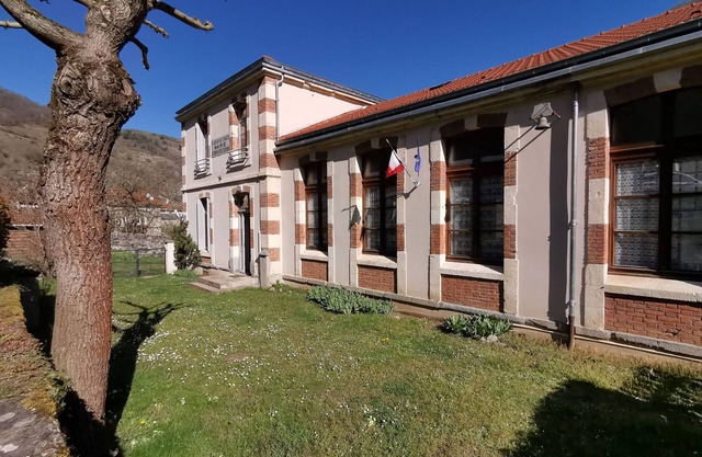 Comfortable 3-bedroom cottage by the Allier River