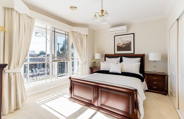 Comfort Private room with queen bed & study