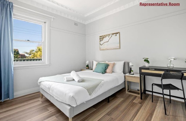 Comfort Queen Room - Private - Prime Spot - Shared Bathroom