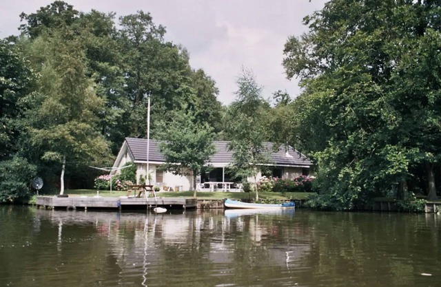 Comfortabele Woning aan het Water met Hottub en Houtkachel